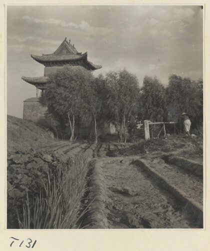 【jpg清晰版】泰安的寺庙建筑与耕地.jpg