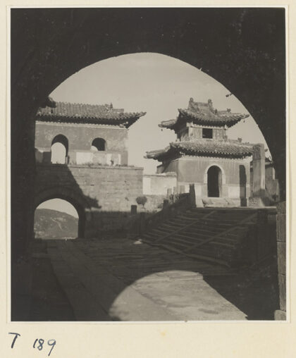 【jpg清晰版】泰山上的寺庙建筑.jpg