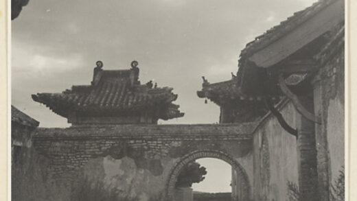 【jpg清晰版】泰山上的寺庙建筑与月亮门.jpg
