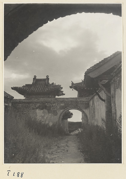 【JPG清晰版】泰山上的寺庙建筑与月亮门