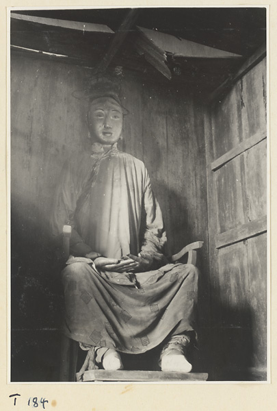 【JPG清晰版】泰山寺庙内部展示着身着衣袍的坐姿神像