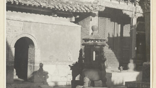 【jpg清晰版】泰山寺庙庭院中的香炉.jpg