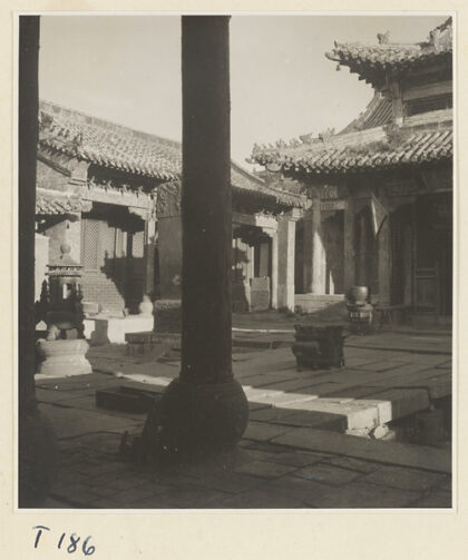 【jpg清晰版】泰山寺庙庭院展示纪念碑和香炉.jpg