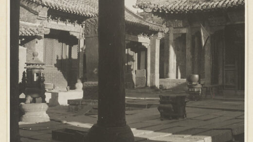 【jpg清晰版】泰山寺庙庭院展示纪念碑和香炉.jpg