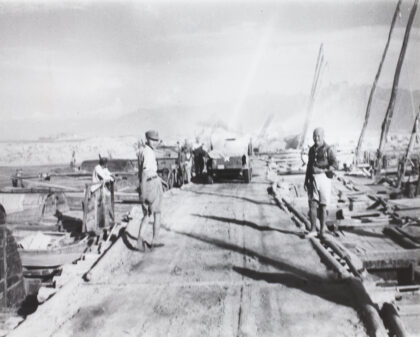 【jpg清晰版】浮桥在建立麻雀和乌鸦的途中1945年.jpg