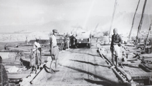 【jpg清晰版】浮桥在建立麻雀和乌鸦的途中1945年.jpg