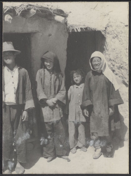 【jpg清晰版】海原县甘肃1920年地震区美女与野兽.jpg