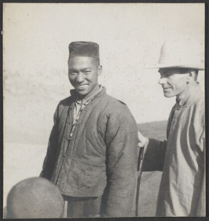 【jpg清晰版】海原县甘肃1920年地震灾区未具名男子与亚瑟·桑德斯.jpg