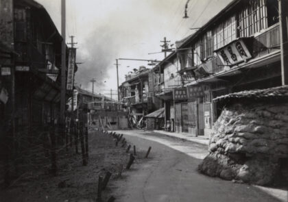 【jpg清晰版】海宁路沙袋工事与哨岗上海1937年.jpg