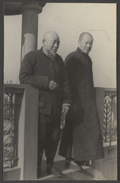 【jpg清晰版】清真寺尖塔上的两名穆斯林男子.jpg