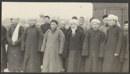 【jpg清晰版】清真寺屋顶上随时准备拍照汉口河南籍穆斯林商人.jpg