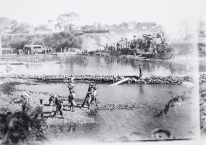 【jpg清晰版】渡船在河上1944年桂林撤退期间.jpg