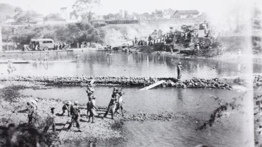 【jpg清晰版】渡船在河上1944年桂林撤退期间.jpg