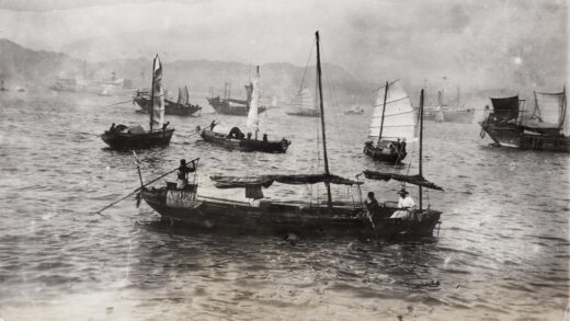 【jpg清晰版】港湾中的船只有些挂着方帆香港.jpg