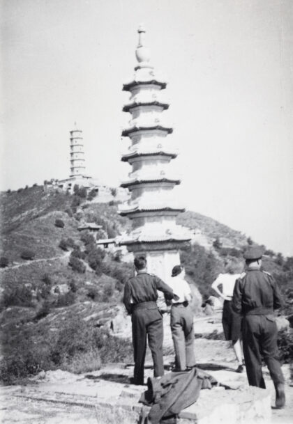 【jpg清晰版】游览北京玉泉山大理石塔和玉峰塔.jpg