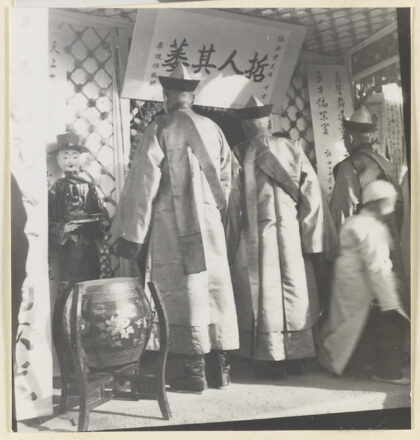 【jpg清晰版】灵堂前穿孝服的mourners.jpg