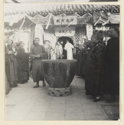【jpg清晰版】灵堂外奏乐的僧人与mourners.jpg