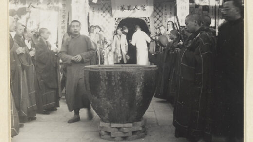 【jpg清晰版】灵堂外奏乐的僧人与mourners.jpg