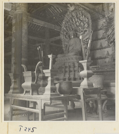 【jpg清晰版】灵岩寺庙宇建筑内部展示一座设有佛像的祭坛.jpg