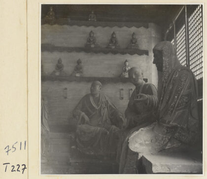 【jpg清晰版】灵岩寺庙宇建筑内部展示罗汉塑像与佛像.jpg