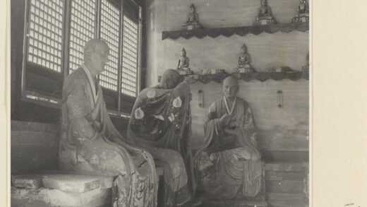 【jpg清晰版】灵岩寺殿内景展现罗汉塑像与诸佛小像.jpg