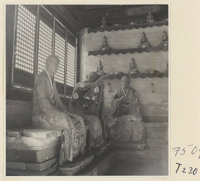 【JPG清晰版】灵岩寺殿内景展现罗汉塑像与诸佛小像