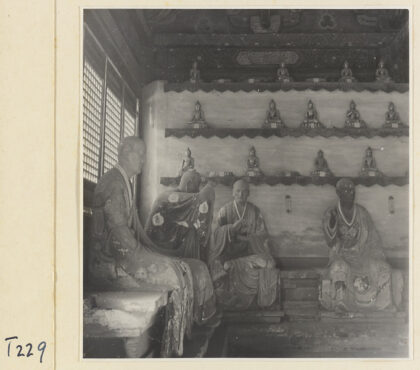 【jpg清晰版】灵岩寺殿内景展示罗汉塑像与诸佛雕像.jpg
