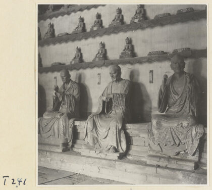 【jpg清晰版】灵岩寺殿内景展示罗汉塑像与诸佛雕像.jpg