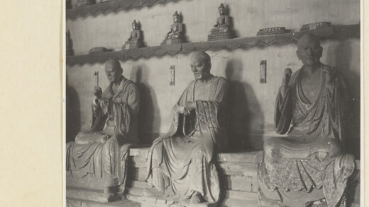 【jpg清晰版】灵岩寺殿内景展示罗汉塑像与诸佛雕像.jpg