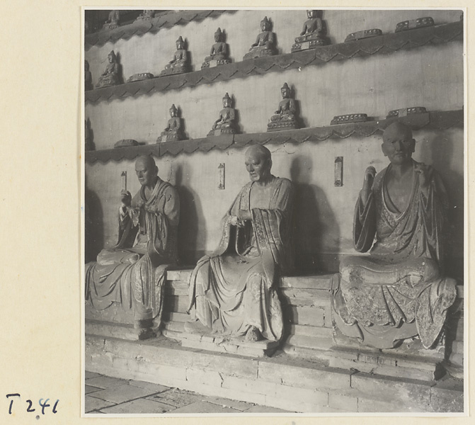 【JPG清晰版】灵岩寺殿内景展示罗汉塑像与诸佛雕像