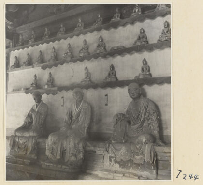 【jpg清晰版】灵岩寺殿内景致展现罗汉塑像与诸佛小像.jpg