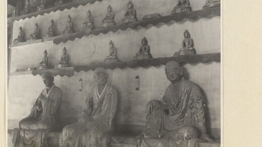 【jpg清晰版】灵岩寺殿内景致展现罗汉塑像与诸佛小像.jpg