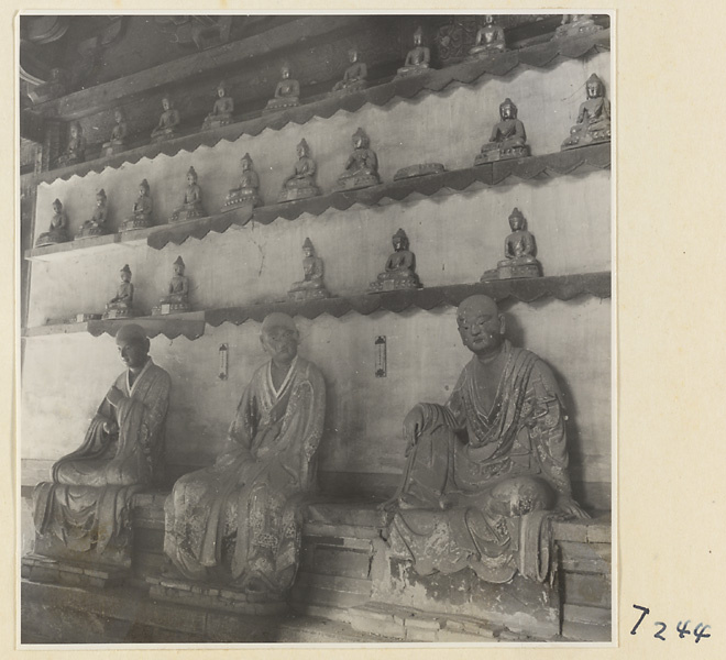 【JPG清晰版】灵岩寺殿内景致展现罗汉塑像与诸佛小像