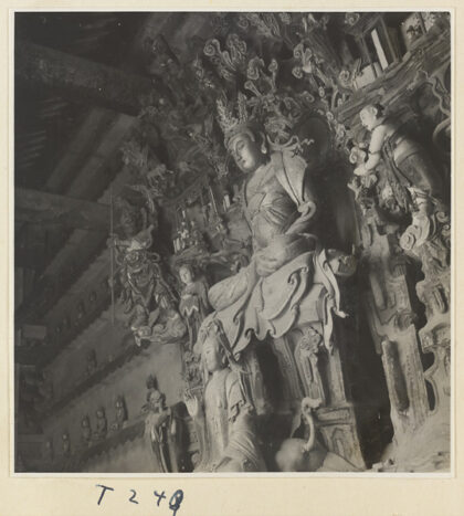 【jpg清晰版】灵岩寺殿内景象展现佛陀及侍者雕像.jpg