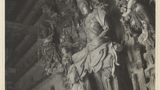 【jpg清晰版】灵岩寺殿内景象展现佛陀及侍者雕像.jpg