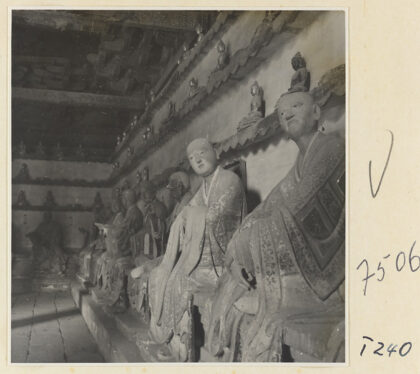 【jpg清晰版】灵岩寺殿内景象展现罗汉塑像与佛像.jpg