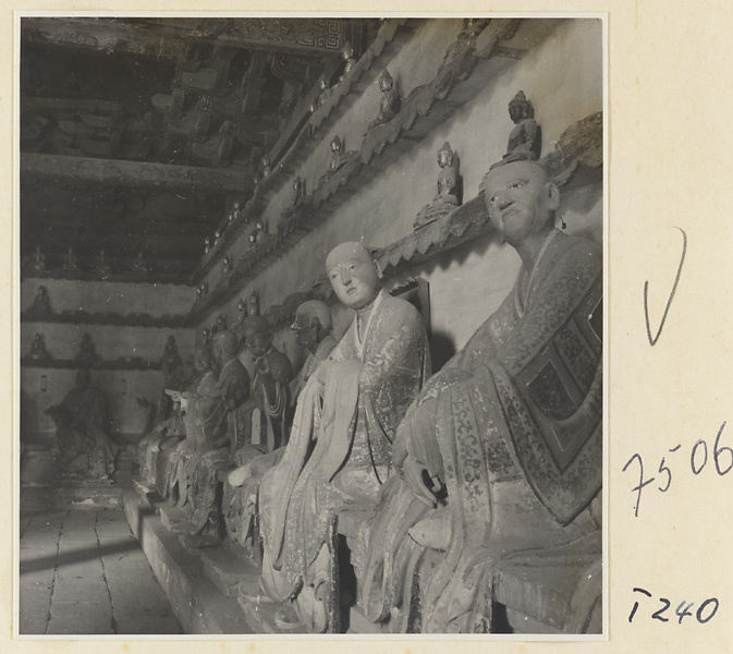 【JPG清晰版】灵岩寺殿内景象展现罗汉塑像与佛像