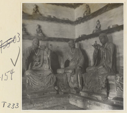 【jpg清晰版】灵岩寺殿内景象展现罗汉塑像与诸佛小像.jpg
