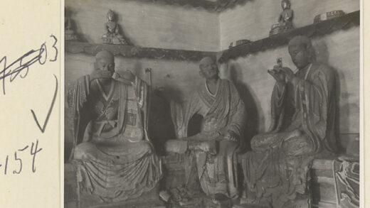 【jpg清晰版】灵岩寺殿内景象展现罗汉塑像与诸佛小像.jpg