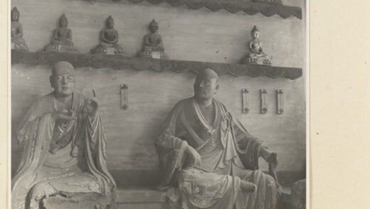 【jpg清晰版】灵岩寺殿内景象展现罗汉塑像与诸佛造像.jpg