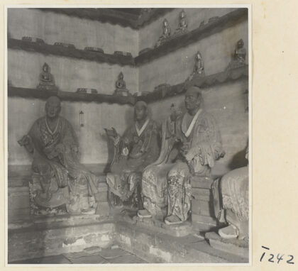 【jpg清晰版】灵岩寺殿内景象展现罗汉塑像与诸佛雕像.jpg
