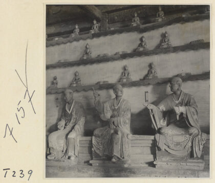 【jpg清晰版】灵岩寺殿内景象展现罗汉塑像与诸佛雕像.jpg