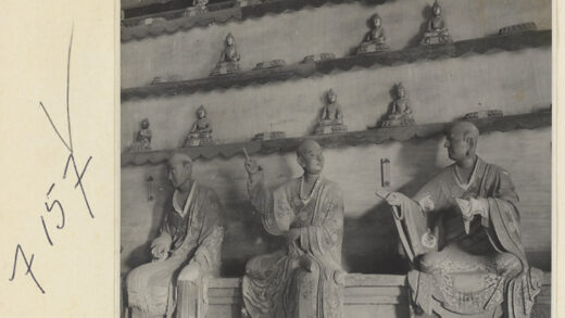 【jpg清晰版】灵岩寺殿内景象展现罗汉塑像与诸佛雕像.jpg