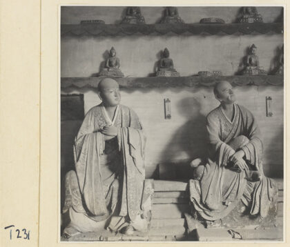【jpg清晰版】灵岩寺殿内景象展现罗汉塑像与诸佛雕像.jpg