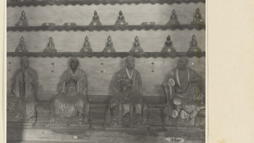 【jpg清晰版】灵岩寺殿内景象展示罗汉塑像与佛像.jpg