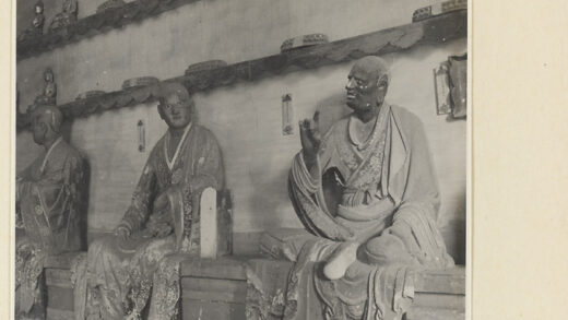 【jpg清晰版】灵岩寺殿内景象展示罗汉塑像与佛像.jpg