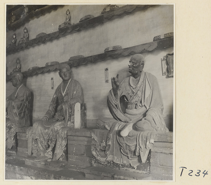 【JPG清晰版】灵岩寺殿内景象展示罗汉塑像与佛像