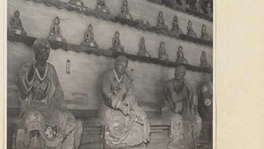 【jpg清晰版】灵岩寺殿内景象展示罗汉塑像与诸佛小像.jpg