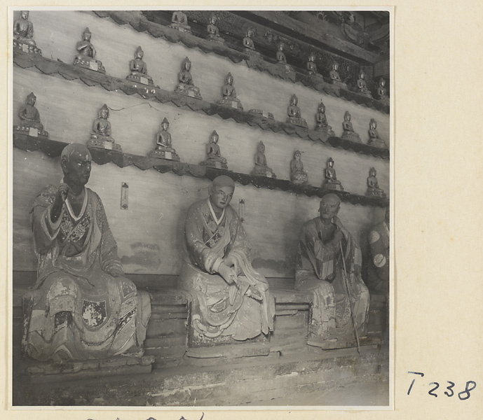 【JPG清晰版】灵岩寺殿内景象展示罗汉塑像与诸佛小像