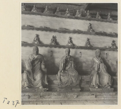 【jpg清晰版】灵岩寺殿内景象展示罗汉塑像与诸佛雕像.jpg
